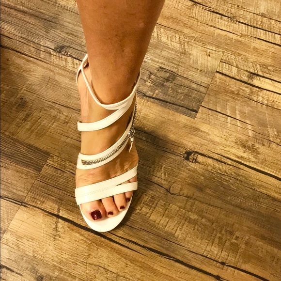 “Guess” white Strappy sandles size 81/2 zippers - Picture 4 of 7